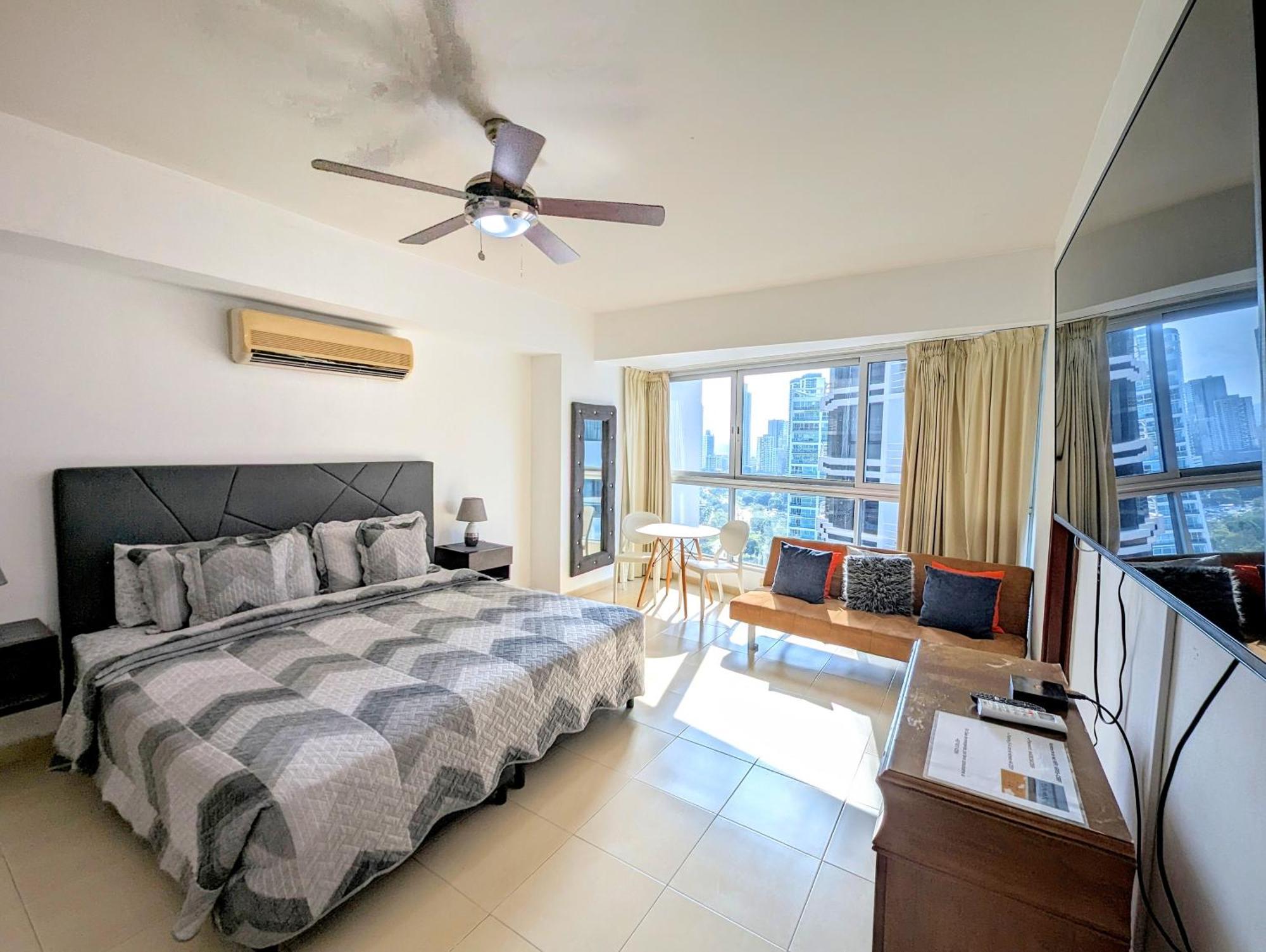 Yc 2301-b L En Av Balboa Apartamento *